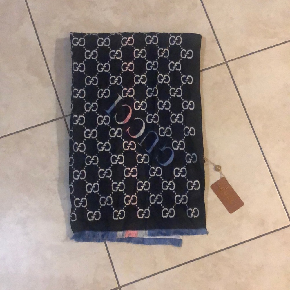 New scarf logo GG